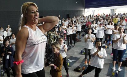 Lydia Valent&iacute;n imparte una clase de fitness en Barcelona.