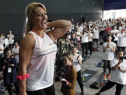 Lydia Valent&iacute;n imparte una clase de fitness en Barcelona.