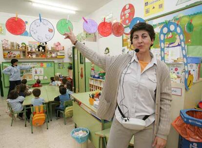 Isabel Pinaglia, profesora de Córdoba, con el micrófono que imparte las clases.