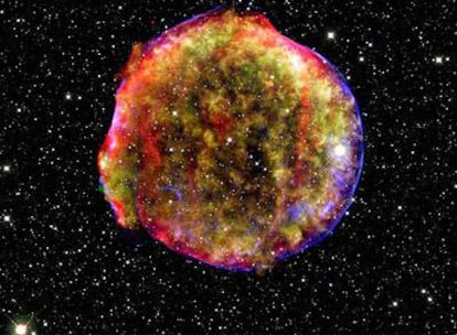 Foto de los restos de la supernova de Tycho en rayos X, infrarrojo y visible. En 1572 apareció en la constelación de Casiopea una "estrella nueva" que fue vista por Tycho Brahe y otros astrónomos de la época. Su estudio nos ayuda a entender el origen de este tipo de supernovas tan importantes en cosmología.