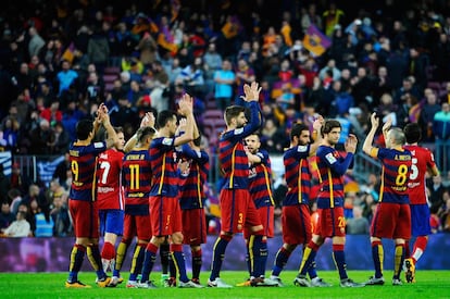  Los jugadores del Barça aplauden a la afición al final del partido
