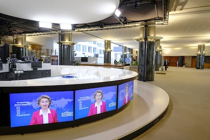 Monitores de televisión muestran la imagen de Ursula von der Leyen, presidenta de la Comisión Europea, el pasado 5 de mayo en Bruselas.