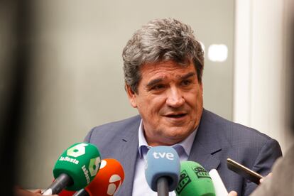 El ministro de Inclusión, Seguridad Social y Migraciones, José Luis Escrivá, atiende a la prensa, el pasado viernes en la sede del Ministerio en Madrid.