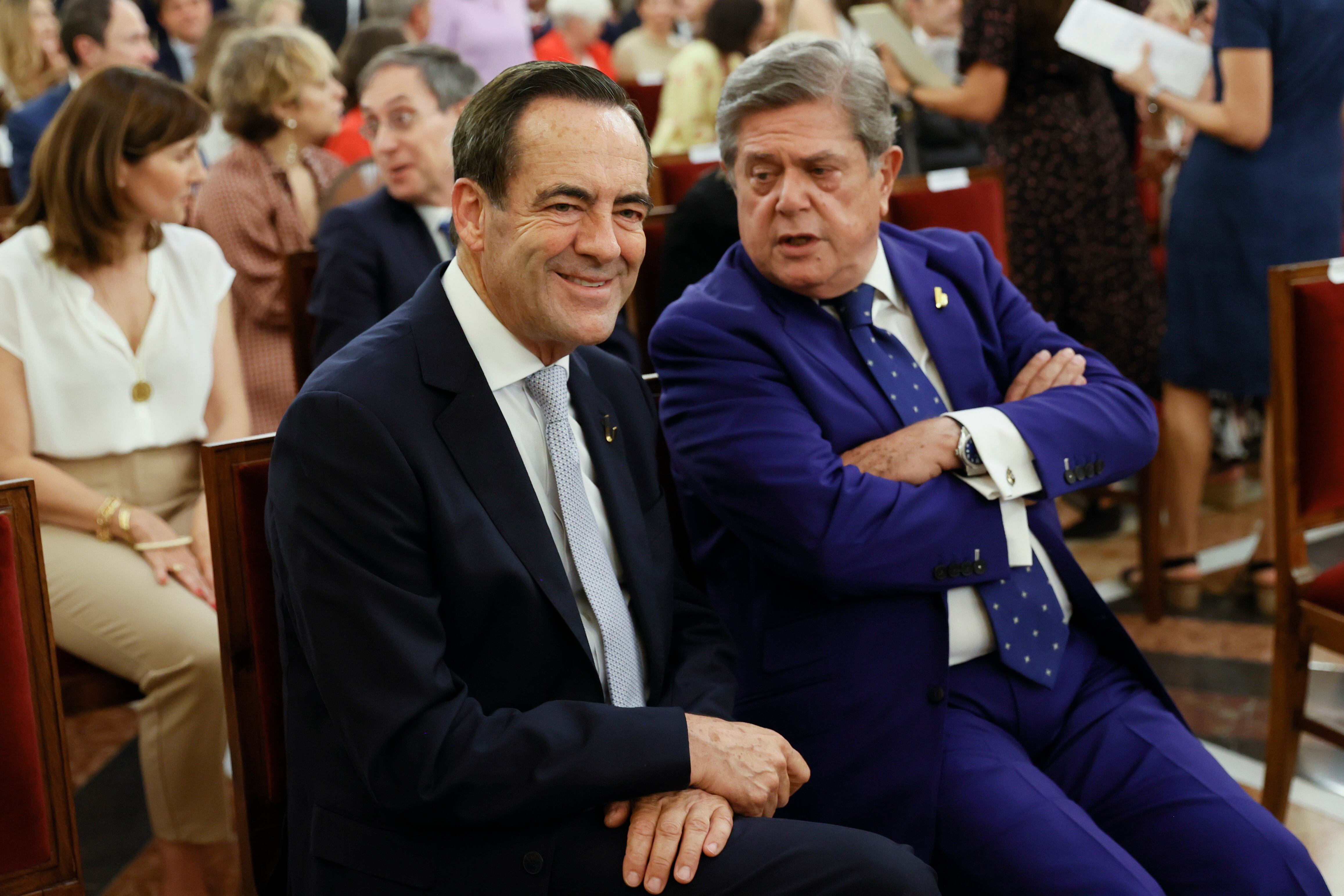Los expresidentes del Congreso, José Bono y Federico Trillo, antes de recibir de manos del rey Felipe VI la Medalla del Congreso de los Diputados, este jueves en Madrid.