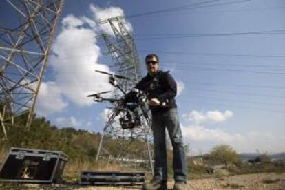 Presentación de los "drones" (vehículos aéreos no tripulados) que la compañía eléctrica Endesa empezó a utilizar en Tarragona para comprobar el estado de la red eléctrica y que ahora utiliza en el resto de España.