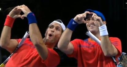 Fernando Verdasco, con Jesús Marrero dibujan un corazón con la mano a Ana Boyer.