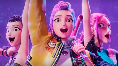 Las tres protagonistas principales de la película cantando.