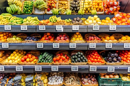 Sección de frutería en un supermercado en Barcelona, Cataluña.