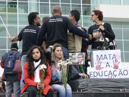 Professores protestam em Curitiba, em 5 de maio./