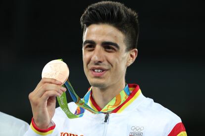 El español Joel González posa en el podio con la medalla de bronce de la categoría -68 kg de taekwondo masculino, el 18 de agosto.