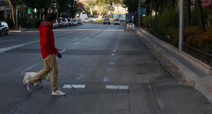 Calle sin coches aparcados en Paseo de Pontones, hoy en Madrid.