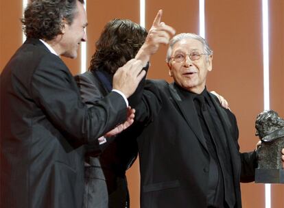 Jordi Dauder, ganador del Goya al mejor actor de reparto por 'Camino', recibe el premio de manos de José Coronado y Santi Millán.