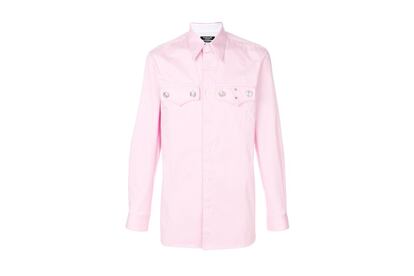 Con cuello puntiagudo y ojales en la pechera, la pieza clave de la colección de denim de Raf Simons tiñe de rosa chicle el clásico americano. De Calvin Klein 205W39NYC.