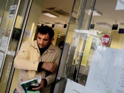Un ciudadano sale de una oficina de empleo en Atenas (Grecia). 