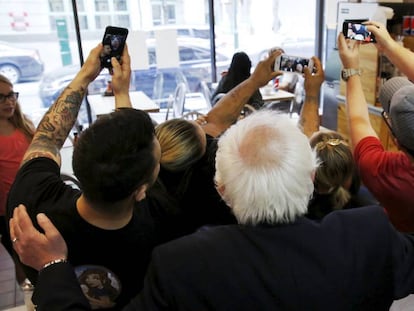 Selfie coletiva com Bernie Sanders.