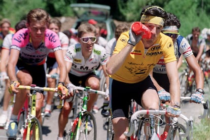 El francés Ronan Pensec, del equipo Z, con el maillot amarillo del Tour en julio de 1990.