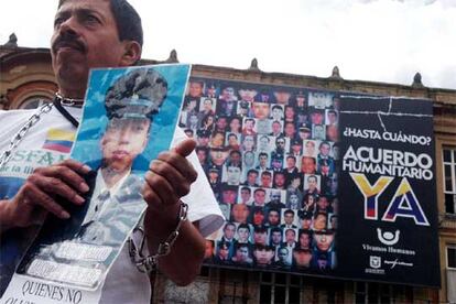 El padre de un canjeable, encadenado como protesta por la suspensión de las negociaciones con las FARC.