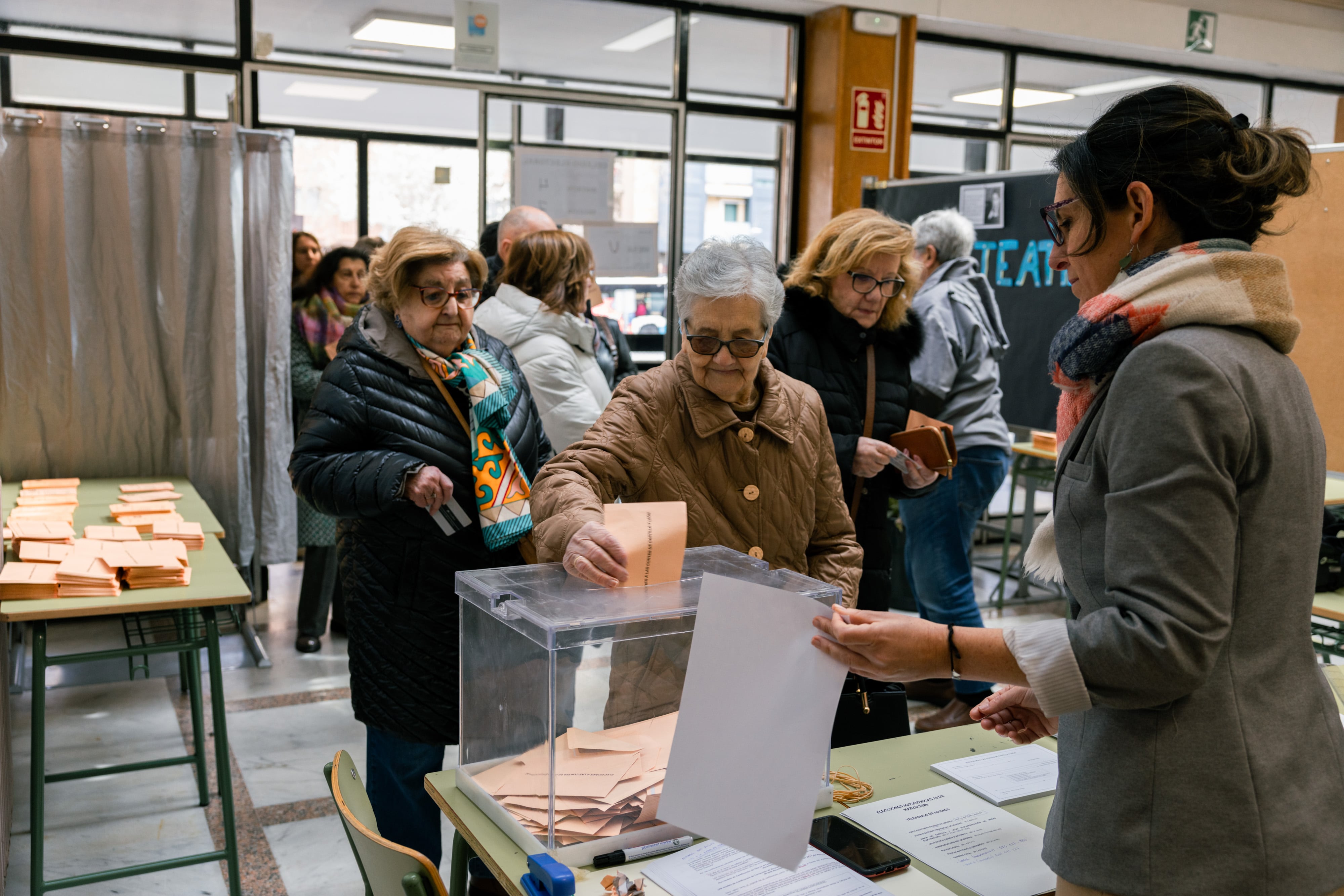 Ciudadanos votan en el colegio electoral en IES Andrés Laguna (Segovia), este domingo.