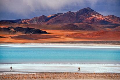 San Pedro de Atacama, un oasis de adobe al norte del pas, desprende buenas vibraciones porque (dicen) se asienta sobre una zona de cuarzo y cobre que transmite energa positiva. En realidad, debe su popularidad a su privilegiada ubicacin, rodeado por algunos de los paisajes ms espectaculares del pas.