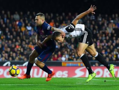 El Barça iguala con un gol de Alba un espléndido duelo presidido por la intensidad de un Valencia espoleado por la diana de Rodrigo y un error arbitral que no validó un tanto de Messi