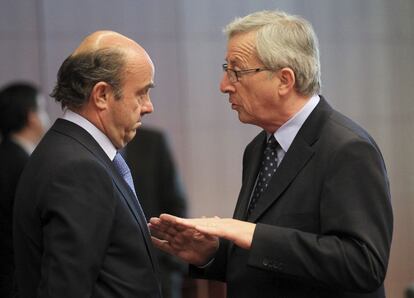 La reunión de los ministros de Economía de la zona euro tiene lugar el mismo día en el que la prima de riesgo española ha alcanzado los 492 puntos básicos, el nivel más alto desde la creación del euro. En la imagen, Luis de Guindos charla con Jean-Claude Juncker, presidente del Eurogrupo