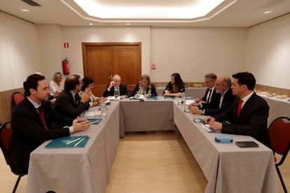 De izquierda a derecha: Roberto García Borbolla (Banco Santander), Fernando Garzo (Copsesa), Rosa Vega (Cámara de Comercio), Eduardo Arasti (Industria de Cantabria), Begoña Barba (CincoDías), Mónica Revilla (SER Santander), César Díaz (Puerto de Santander), Roberto García (Ámbar y clúster Tera) y José Antonio Imbert (Nortegas).