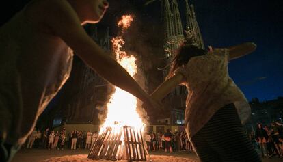 Hoguera delante de la Sagrada Família de Barcelona.
