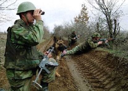 Una patrulla militar yugoslava vigila la frontera con Macedonia ayer cerca de la ciudad de Presevo.