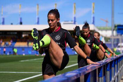 El equipo arbitral de la última final de la Copa de la Reina calienta antes del partido.