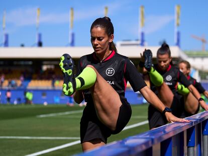 El equipo arbitral de la última final de la Copa de la Reina calienta antes del partido.