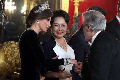 La reina Letizia y la primera dama Peng Liyuan saludan a Plácido Domingo en la recepción oficial.