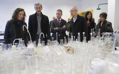 El lehendakari, Iñigo Urkulu, y la consejera Cristina Uriarte, durante su visita al instituto Peñaflorida, en San Sebastián.