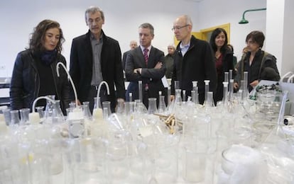 El lehendakari, I&ntilde;igo Urkulu, y la consejera Cristina Uriarte, durante su visita al instituto Pe&ntilde;aflorida, en San Sebasti&aacute;n.