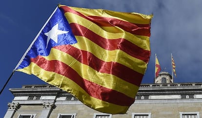 Una estelada davant del Palau de la Generalitat.