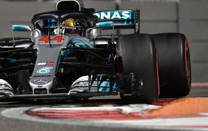 El piloto británico de la escudería Mercedes, Lewis Hamilton, conduce su monoplaza durante el Gran Premio de Abu Dabi.