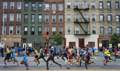 Los corredores más preparados a lo largo de la 4ta avenida en el barrio de Brooklyn.