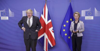 El primer ministro británico Boris Johnson (i) y la presidenta de la Comisión Europea (CE), Ursula Von der Leyen