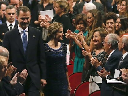 O casal real chega para a cerimônia de entrega dos Prêmios Príncipes das Astúrias.