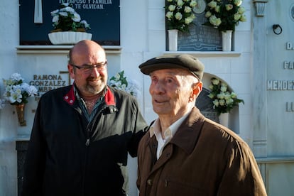 Francisco Cebrián y 'El Hombrecino', en el cementario de Almendral, Badajoz, 2012.