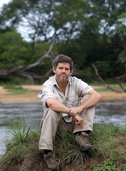 El biólogo español Luis Arranz es el director del parque de Garamba. Arranz se ha propuesto relanzar el parque, recuperando las especies amenazadas de extinción y acogiendo a los primeros turistas el año próximo.