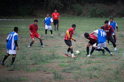 Un momento de un partido de fútbol en el cráter del volcán Teoca. 