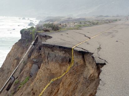 La carretera partida juega con el mismo concepto que otras instantáneas de estos fotógrafos, esto es, la irrealidad que siempre se sugiere tras el largo trayecto. Las imágenes de esta serie están tomadas entre 2005 y 2008. Fin de viaje.