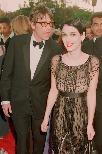 El vestido es muy actual pero el maquillaje que se puso Winona Ryder en los Oscar en 1997 era absolutamente fantasmagórico.