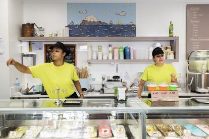 Laia Carabasa serveix gelats, orxata i polos a la gelateria L'Eivissenca, al cor del barri barceloní d'Horta- Guinardó. Té 23 anys i és del barri de "tota la vida". Treballa per temporades de sis mesos per estalviar i seguir estudiant Arts Gràfiques.