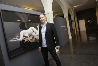 Nadav Kander, ante una de sus fotografas de desnudos, en el Centro Andaluz de la Fotografa, en Almera.