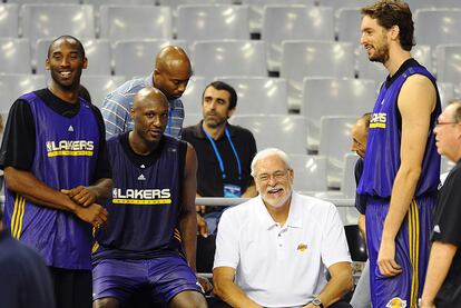 Phil Jackson, rodeado por Kobe Bryant, Lamar Odom y Pau Gasol, ayer en el Palau Sant Jordi.