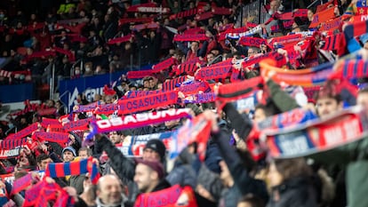 Aficionados de Osasuna, en las gradas del estadio.