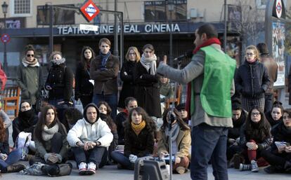 Decenas de estudiantes de tres universidades madrileñas han cambiado hoy sus aulas por distintos espacios al aire libre como forma de protesta por lo recortes en Educación.