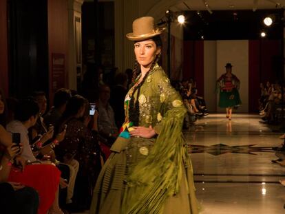 Una modelo desfila con un traje de chola pace&ntilde;a en la Uptown Fashion Week, en Nueva York.