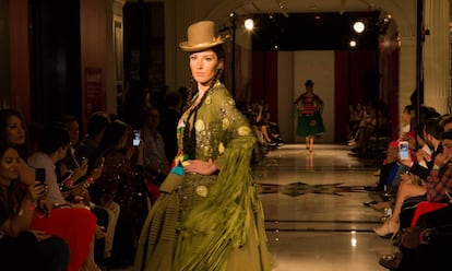 Una modelo desfila con un traje de chola pace&ntilde;a en la Uptown Fashion Week, en Nueva York.